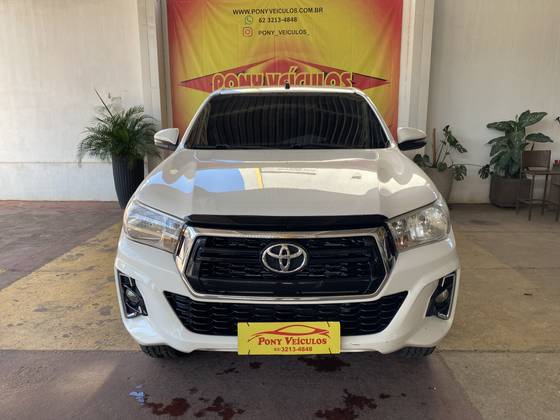 TOYOTA HILUX 2.8 SR 4X4 CD 16V DIESEL 4P AUTOMÁTICO TOYOTA HILUX 2.8 SR 4X4 CD 16V DIESEL 4P AUTOMÁTICO